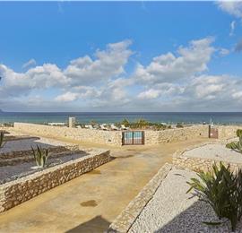 2 bedroom seaside apartments with shared pool, sleeps 4-5